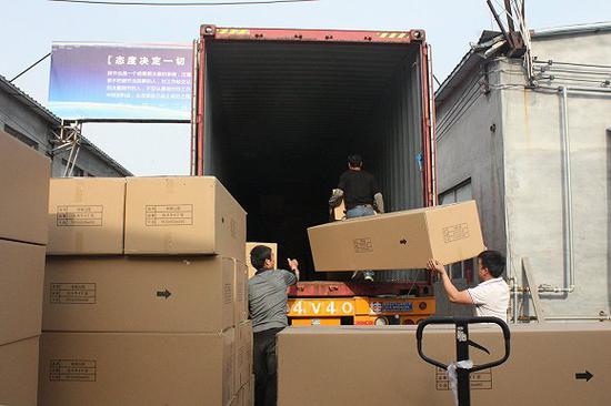 德弘的棺材正在装箱准备运送。图片来源:杨立赟