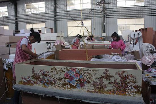高档棺材外面用的是绣花布料。图片来源:杨立赟