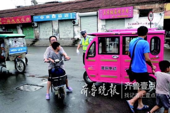 交警正在查处低速电动三轮车。(资料片)