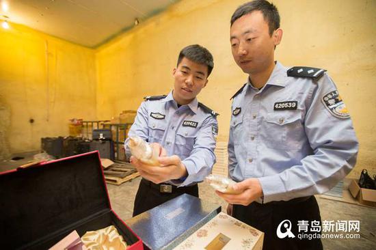 海關緝私警察展示查扣的走私化妝品。(宋敬君 攝)