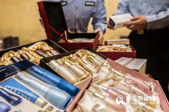 海關關警員清點查扣的走私化妝品。(宋敬君 攝)