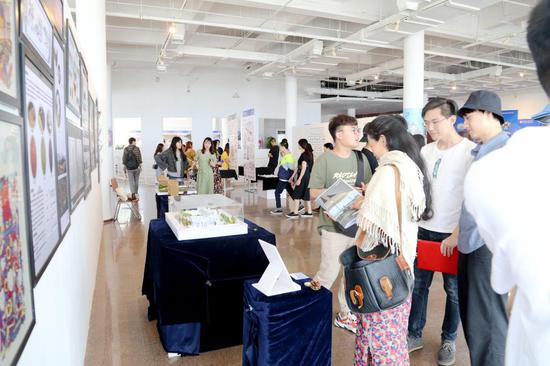 与会师生参观作品展