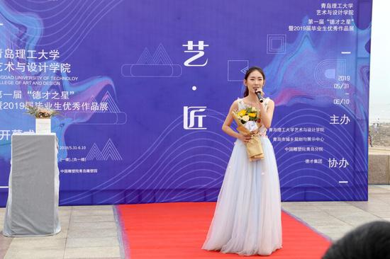 毕业生张媛媛演唱《阳光路上》