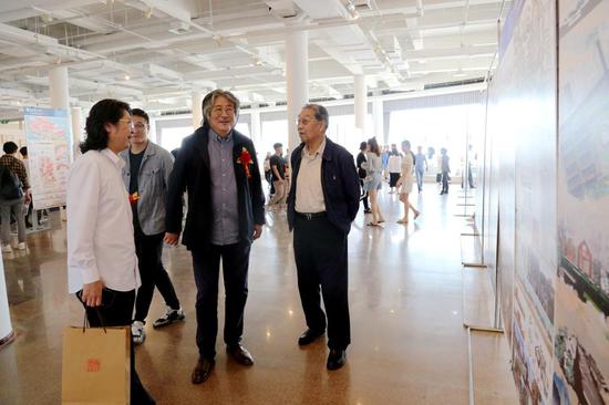 与会嘉宾参观作品展