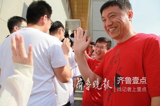 集體為畢業(yè)生壯行