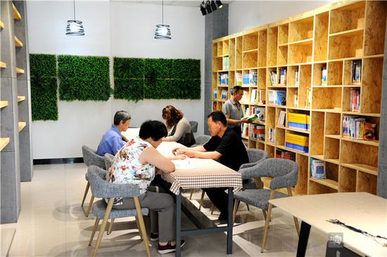周末和节假日,图书馆成为市民读书的好去处。