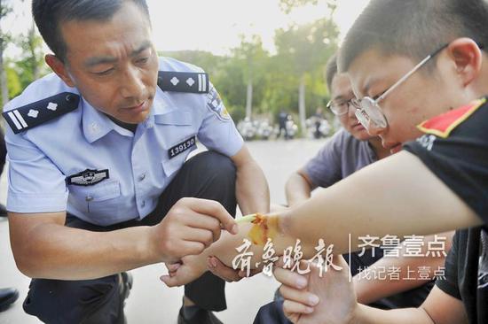 用清水洗把臉,和同伴嬉戲,或者在摩托車座位上掰手腕,都是他們解壓的方式。