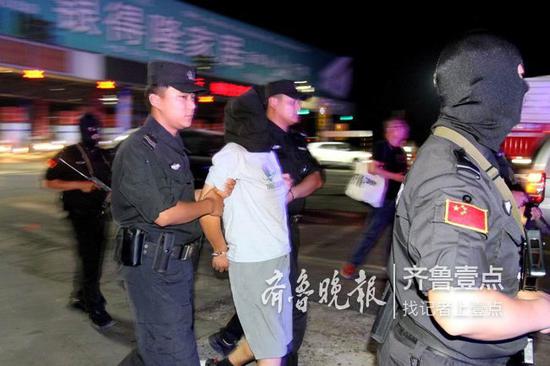 押解回乡,他终于坐上高铁并路过了家乡那段高速公路