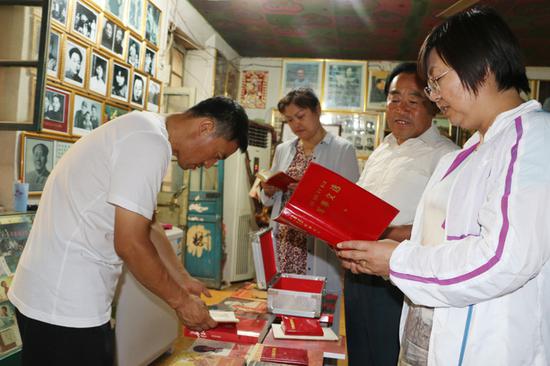 无棣农村党员闫玉坤办"家庭红色展览馆"免费开放