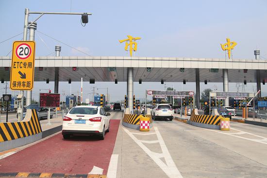 從ETC車道可以快速通過收費(fèi)站。(戴升寶 張建攝)