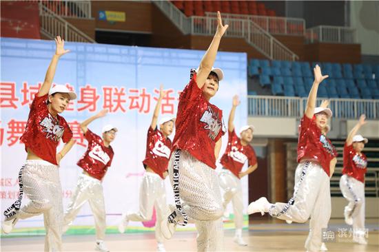 烟台莱阳一支农村舞蹈队的街舞表演