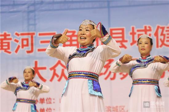 身着蒙古传统服饰的舞蹈表演