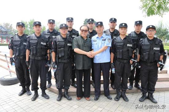 ▲与民警们握手