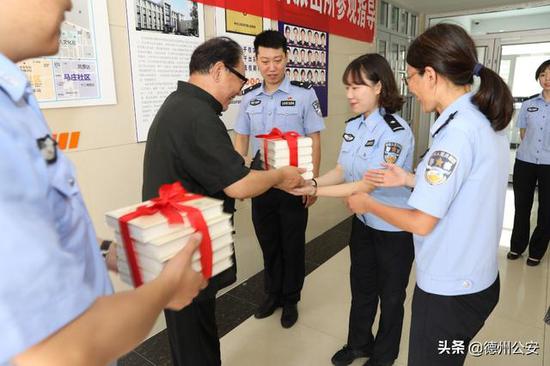 ▲向民警赠送名著《西游记》