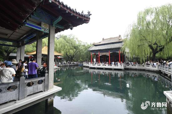 正值暑期旅游高峰,趵突泉公園內觀賞噴涌景象的游客絡繹不絕。