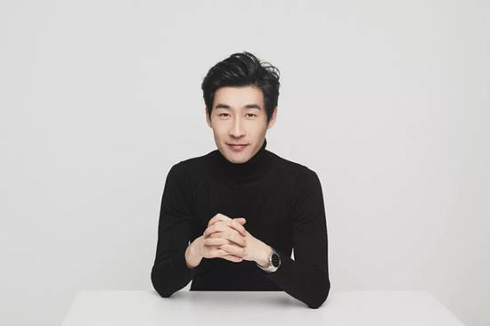 杨帆,光影乐团音乐总监、指挥、编曲与配器,毕业于山东艺术学院。