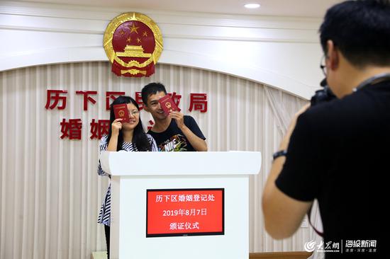 情侣拿到结婚证后,留下幸福的身影