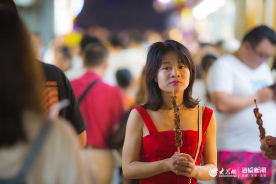 美食总能吸引人们前来,在芙蓉街,美食的诱惑能够将这里的灯光延长至深夜