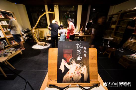 在百花洲壹号院的敬书房里,市民和游客可以选一本书,坐下来安静地阅读