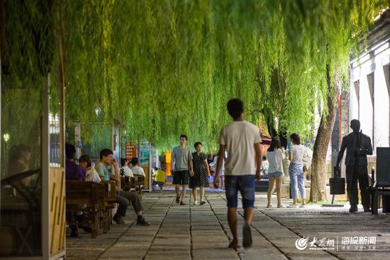 百花洲畔,晚上10点后仍有许多人散布在这里