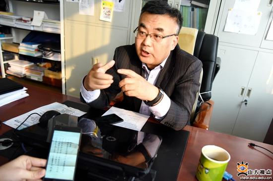 刘战强展示了手机里珍藏的伯父入学国立青岛大学的证明