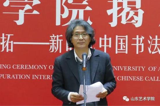 中国书法家协会分党组副书记、秘书长郑晓华宣读中国书法家协会贺信