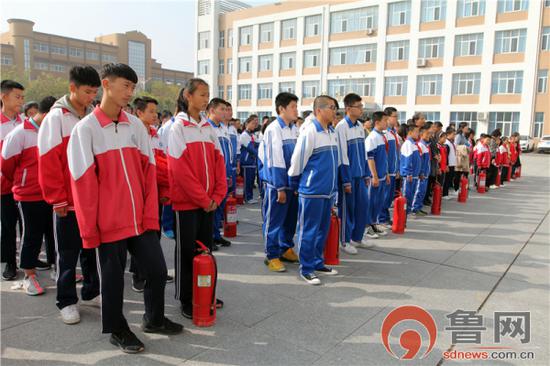 东营 东营 正文    鲁网10月22日讯 10月21日上午,东营区第三中学校园