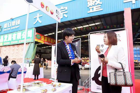 果商们在鹅枣试吃区品鉴果品