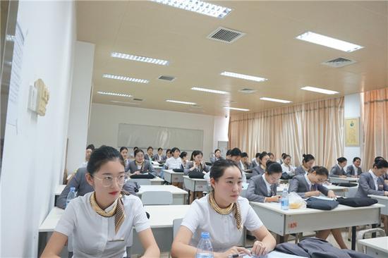 学生在上乘务服务课