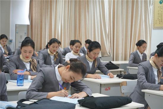 学生在上乘务服务课