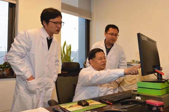 孔令让教授和他的两位助手(左一为王宏伟副教授、右一为孙思龙副教授)