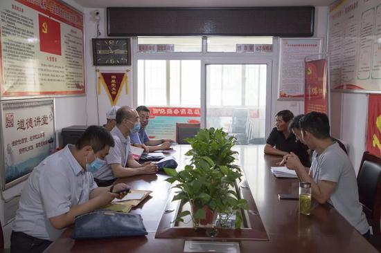 学院党委委员、副院长李允志同志带领第三工作队走入颂运水庭小区与群众座谈交流
