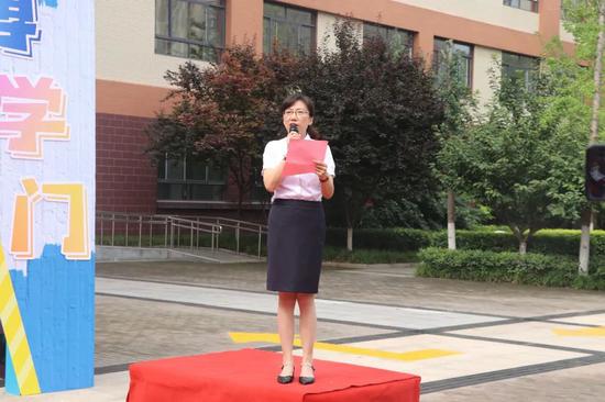 建大校区中学部执行校长房静致欢迎词