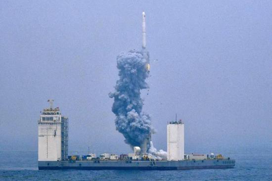 2019年6月5日,长征十一号火箭从海阳港运抵预定海域,圆满完成了我国首次海上发射任务。