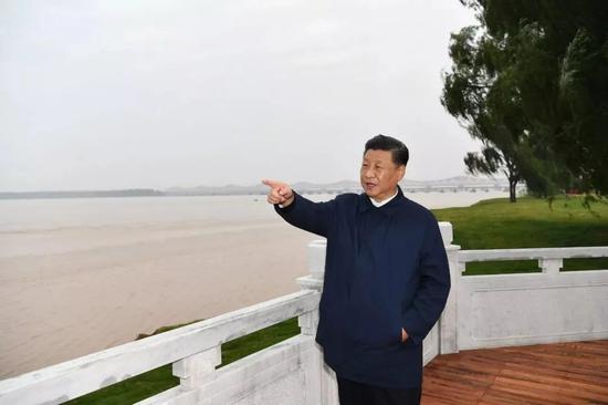 2019年9月16日至18日,中央在河南考察。这是17日下午,国家领导人在郑州黄河国家地质公园,眺望黄河郑州段。 新华社记者 谢环驰/摄