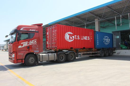 4月19日，一辆货车正在装运高端聚丙烯集装箱
