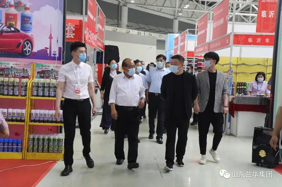 ◆与会领导参观博览会展厅