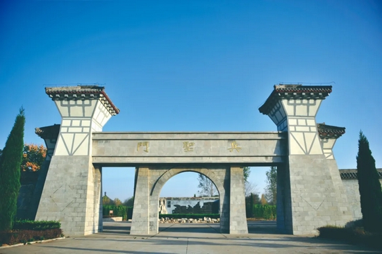 菏澤市孫臏旅游城大門(圖片來(lái)源/好客山東文化和旅游圖片庫(kù))