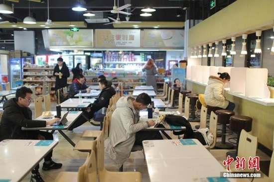 资料图:考研学生在食堂内复习。