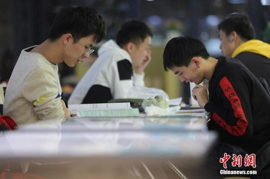 资料图：考研学生在食堂内复习。