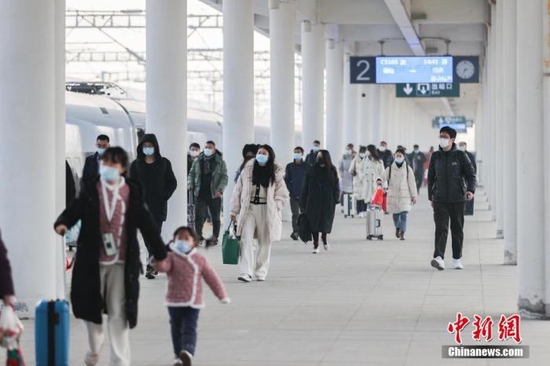 资料图：旅客在江苏连云港市赣榆火车站进站乘车。 中新社发 司伟 摄