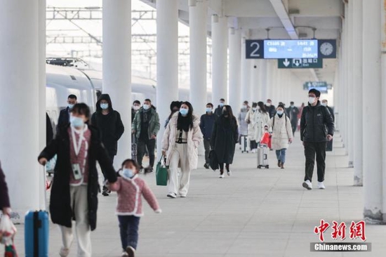 资料图:旅客在江苏连云港市赣榆火车站进站乘车。 中新社发 司伟 摄