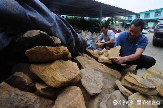 一块看似普通的石头王开全手里变成艺术品