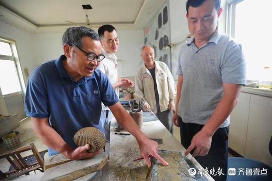 工作室里,四个人分别做着不同的工作