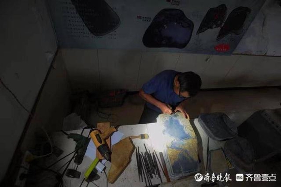 简易的操作台雕刻出几千件精美的艺术品
