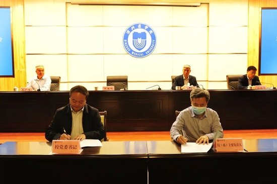 ▲车先礼代表学校与院（系）代表主要负责人签订就业工作目标责任书