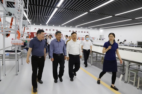 调研互联网+纺织服装智能制造实训基地