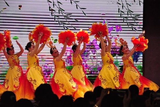 开场舞蹈：《鲜花的祝福》 25级、26级、27级校友政蔚等；