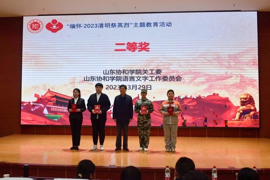学校关工委孙一军主任与获奖者合影