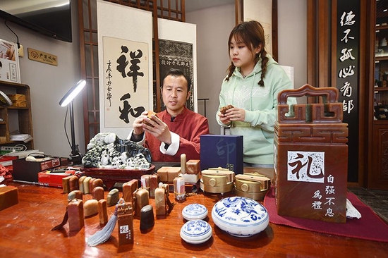 千年传承,尽显方寸之美。孔府印阁小印章做出大名堂。图片来源:新华网山东
